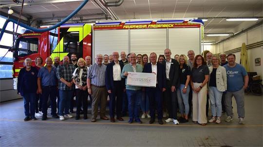 Im Feuerwehrgerätehaus in Fredenbeck wurde der Scheck übergeben. 14 lokale Vereine und Organisationen freuen sich über einen Geldsegen, ausgeschüttet im Rahmen der Bürgerstiftung.