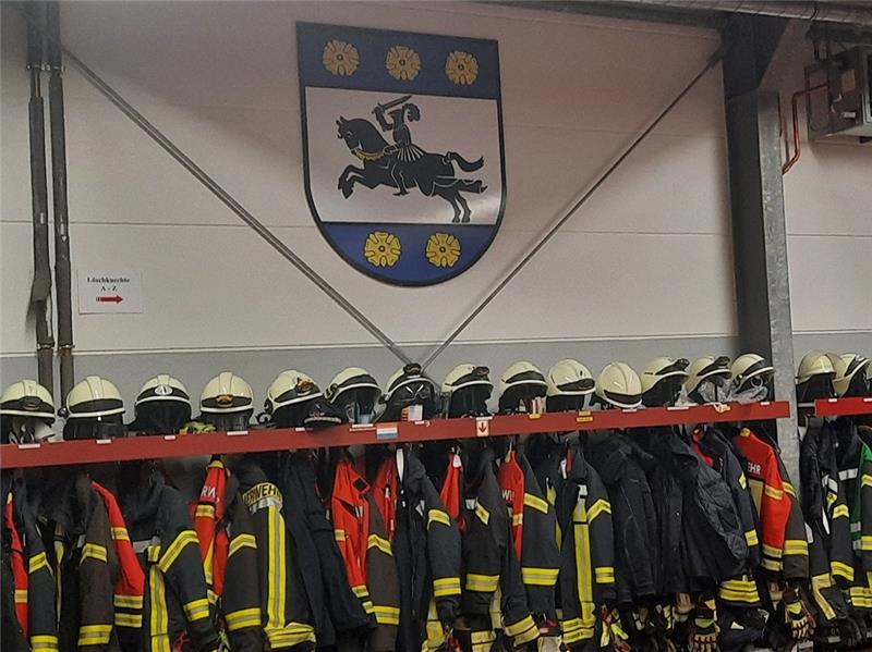 Im Feuerwehrhaus in Harsefeld ist die Fahrzeughalle auch der Umkleideort. Separate und hinreichende Umkleidemöglichkeiten müssen geschaffen werden. Foto: Fehlbus