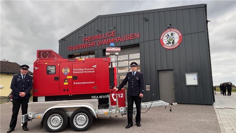 Im Feuerwehrneubau in Dammhausen findet ein Notstromaggregat Platz, das in Katastrophenschutzfällen zum Einsatz kommen wird. Ortsbrandmeister Dennis Rathjen (rechts) und stellvertretender Ortsbrandmeister Michael Fricke zeigen es bei der Einweihungsfeier.