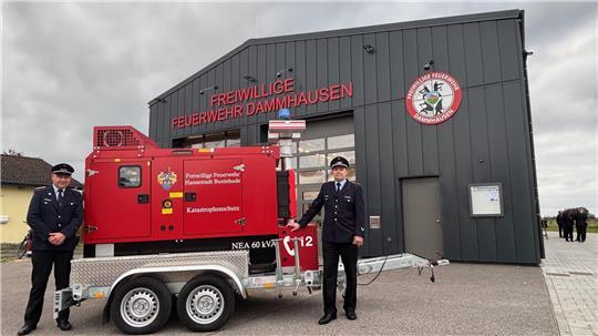 Im Feuerwehrneubau in Dammhausen findet ein Notstromaggregat Platz, das in Katastrophenschutzfällen zum Einsatz kommen wird. Ortsbrandmeister Dennis Rathjen (rechts) und stellvertretender Ortsbrandmeister Michael Fricke zeigen es bei der Einweihungsfeier.