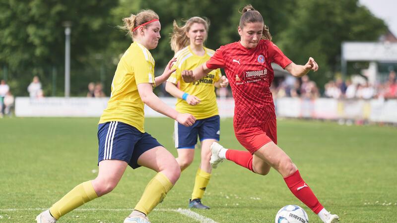 Im Finale mussten sich Lea-Sophie Höft (am Ball) und ihr Team dem TSV Stelle knapp geschlagen geben.