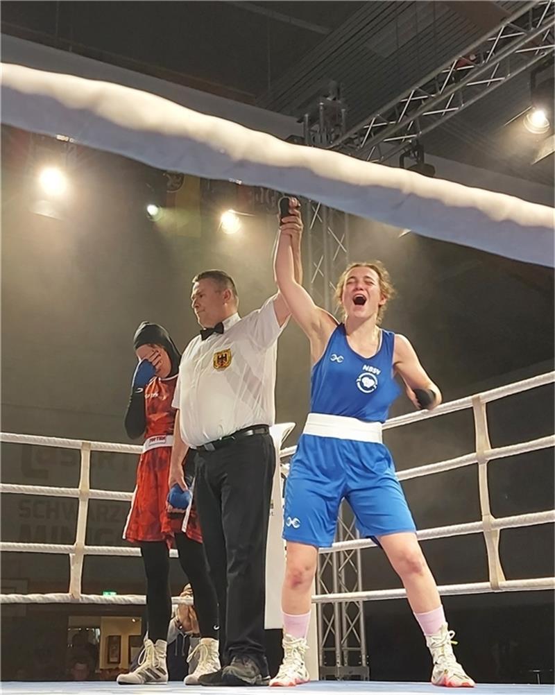 Im Finale schlug Lena Büchner Sarah Häusler aus Baden-Württemberg nach Punkten. Foto: Heino Steinert