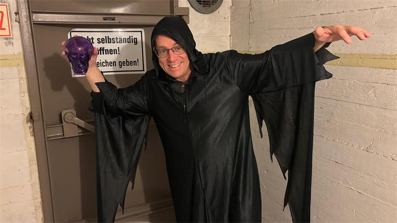 Halloween-Aktion in Buxtehude: Gruseln im alten Atomschutzbunker Im Fledermauskostüm und mit Totenschädel-Skulptur in der Hand wirbt VHS-Leiter Dirk Pohl vor der Bunkertür für den Besuch im "Halloween-Bunker".