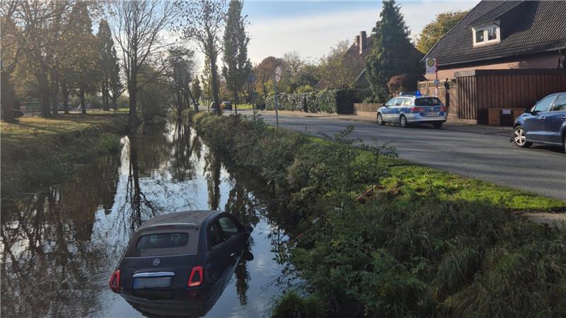 Unfall in Jork: Auto landet in Fleet – Totalschaden Im Fleet in Jork lief der Fiat schnell voll Wasser.