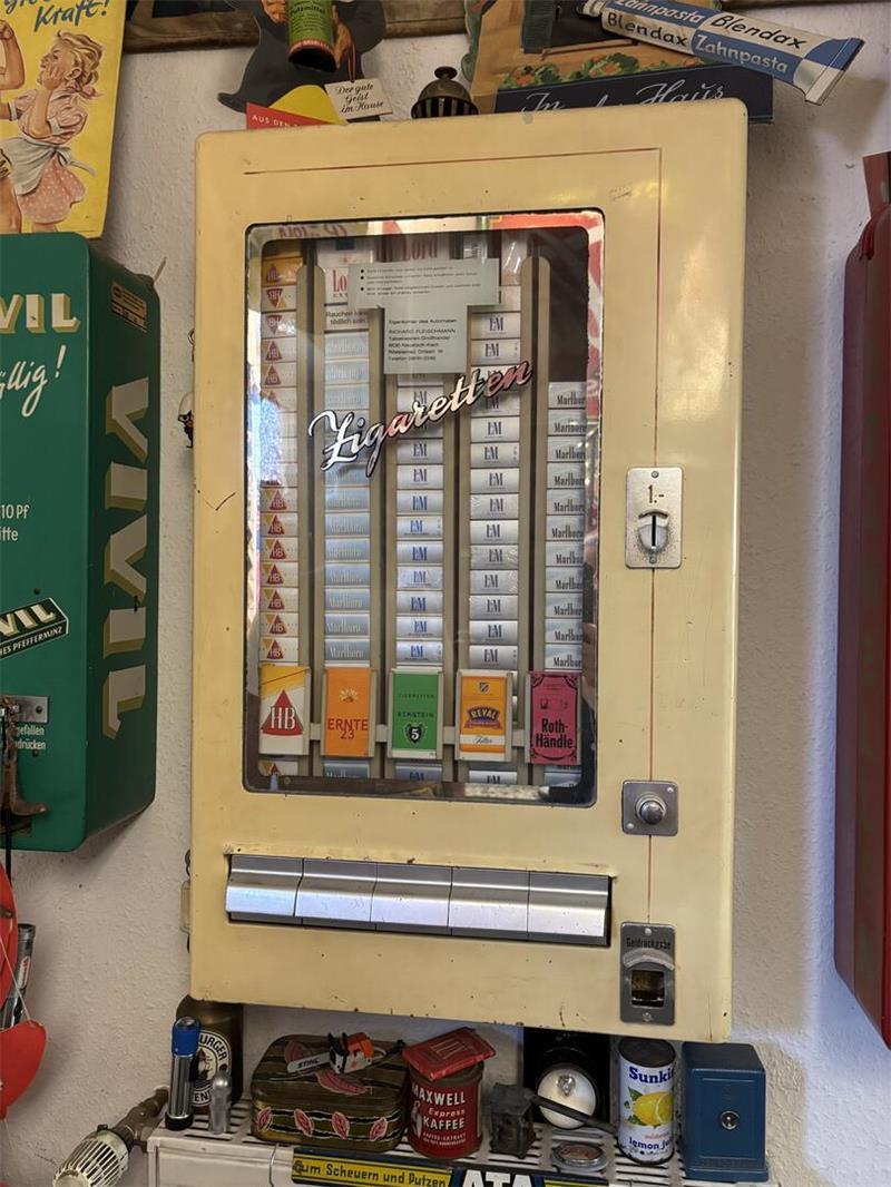Im Flur hängt ein alter Zigarettenautomat - befüllt mit leeren Schachteln, die Christian über mehrere Jahre gesammelt hat.