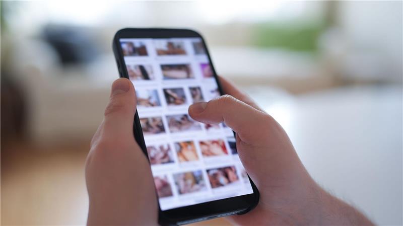 Tausende demonstrieren gegen digitale sexuelle Gewalt Im Fokus der aktuellen Debatte stehen auch Deepfakes, bei denen etwa das Gesicht einer Frau in ein anderes Video - etwa eine Porno-Sequenz - eingefügt wird. (Symbolbild)