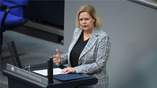 Im Fokus stehe der Schutz vor Islamisten und anderen Extremisten, sagt Nancy Faeser.