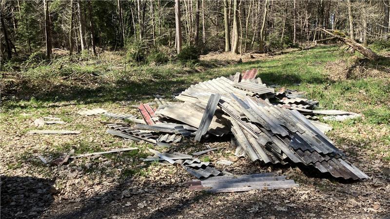 Im Forst bei Bremervörde ist erneut ein Haufen von Eternitplatten gefunden worden.