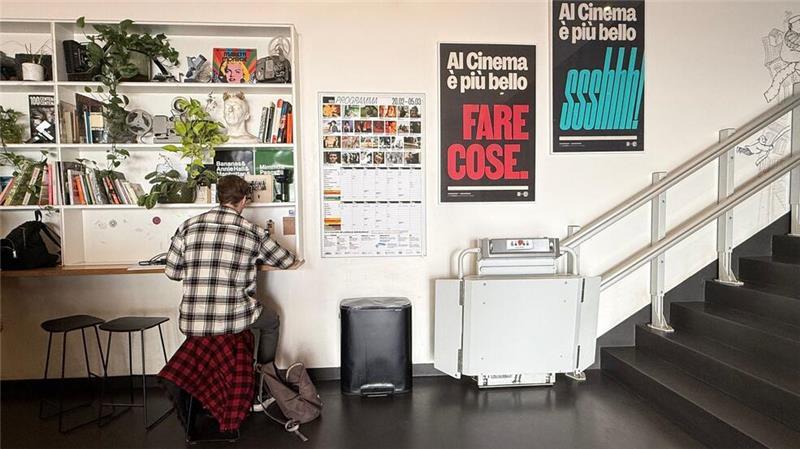 Im Foyer des Kinos „Troisi“ lässt sich auch arbeiten, rund um die Uhr.