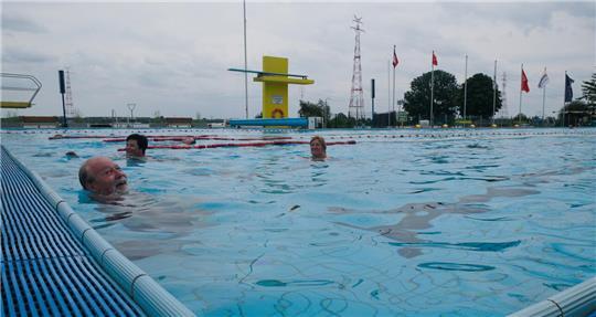 Im Freibad Hollern-Twielenfleth können Gäste parallel zur Elbe ihre Bahnen ziehen.