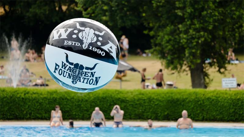 Im Freibad in Wacken ist trotz der Hitze noch Platz. (Archivbild)