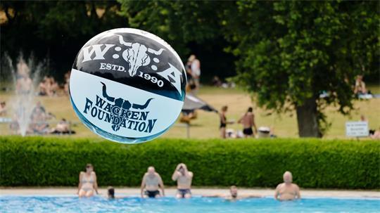 Im Freibad in Wacken ist trotz der Hitze noch Platz. (Archivbild)