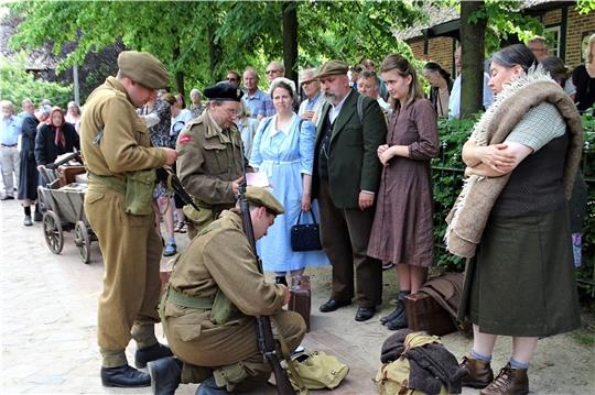 Im Freilichtmuseum lebt auch die Nachkriegsgeschichte bei Veranstaltungen mit Hilfe von geschichtlich versierten Darstellern eindrucksvoll wieder auf: Hier kontrollieren britische Soldaten ankommende Flüchtlinge. Unterfüttert wird dieses Th