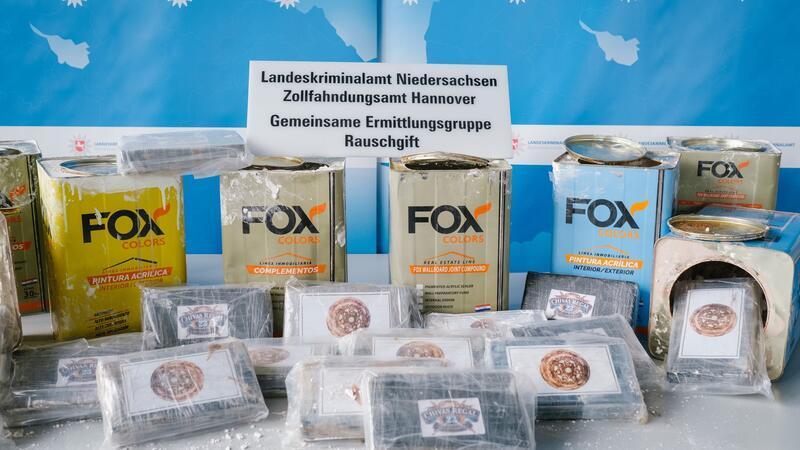 Im Frühjahr 2022 präsentierten die Ermittler im Landeskriminalamt Niedersachsen das beschlagnahmte Kokain.