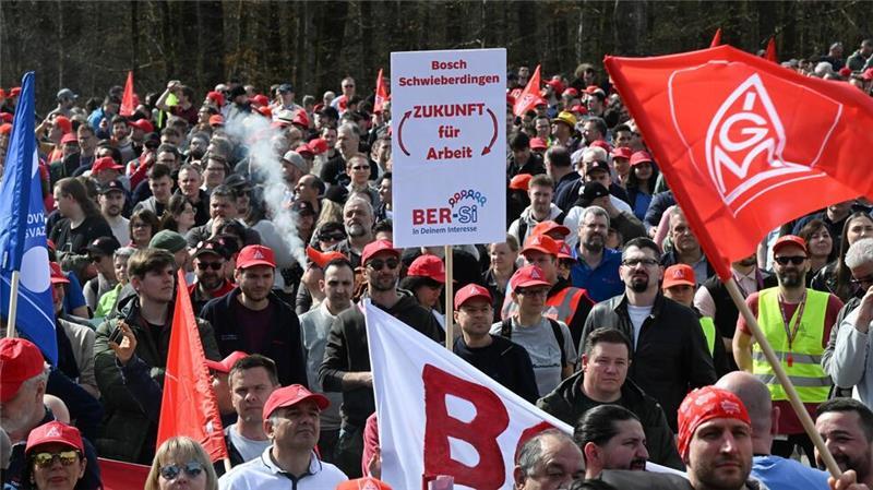 Nach Gewinneinbruch: Was kommt auf Bosch zu? Im Frühjahr 2024 hatten Tausende Bosch-Mitarbeiter gegen Jobstreichungen protestiert. Weitere Abbauprogramme sind nicht ausgeschlossen. (Archivbild)