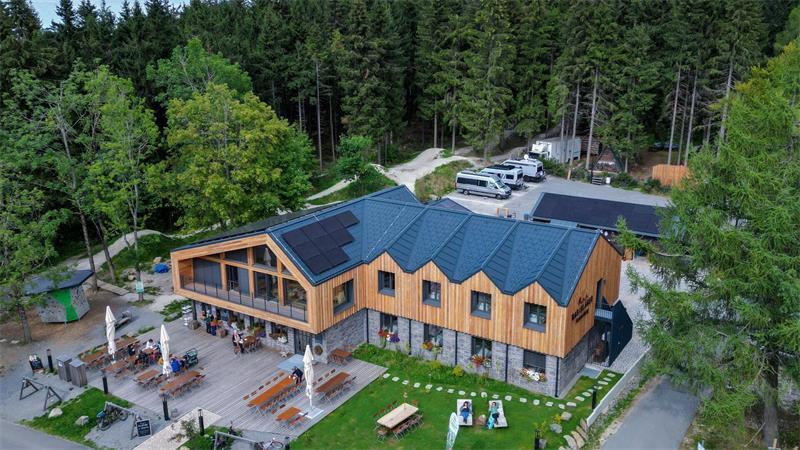 Wanderweg als Wirtschaftsmotor: Wie Gäste umworben werden Im Frühjahr 2025 eröffnet, nimmt das Naturhotel „Basislager Fichtelberg“ vor allem Aktivtouristen wie Wanderer und Mountainbiker in den Blick.