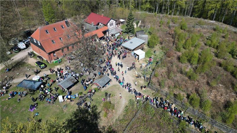 Im Frühtau zu Berge wir ziehn, fallera.