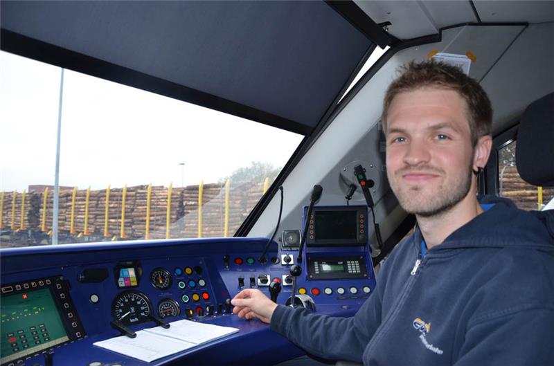 Im Führerstand: Sven Kakarow mag seine Arbeit als Zugführer bei der EVB. Foto: von Allwörden