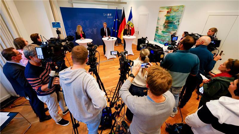 Im Gästehaus präsentiert Günther die beiden künftigen Ministerinnen.