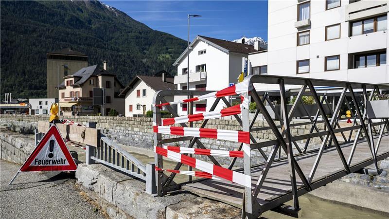 Lötschentaler hoffen auf Glück im Unglück: Wasser läuft ab Im Gampel bereiten sich Einwohner auf die Flucht vor.
