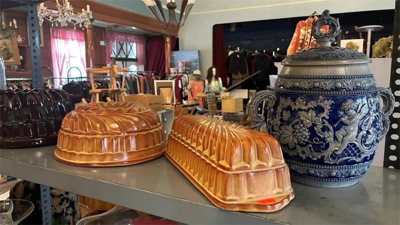 Op‘n Diek-Wirtin gibt Trödelparadies in Mittelnkirchen auf Im Gasthaus Op’n Diek schlummern auf den Regalen des Saals unzählige Backformen und Rumtöpfe.