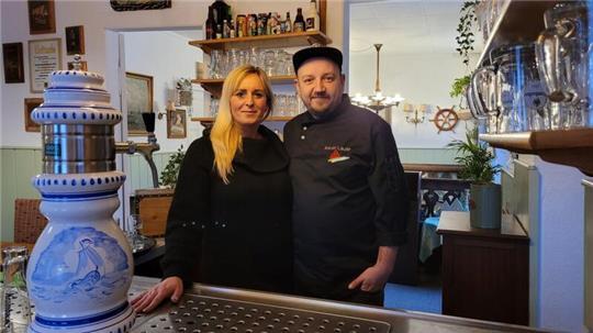 Im Gasthof Zur Gemütlichen Ecke in Spieka-Neufeld stehen die neuen Pächter Kevin und Shannon Lauer am Tresen.