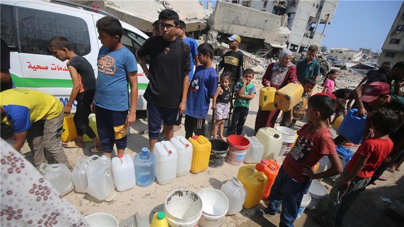 Im Gazastreifen fehlt es den Menschen an allem - selbst um Wasser müssen sie sich anstellen.