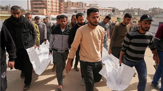 Im Gazastreifen werden mehrere durch Angriffe der israelischen Armee getötete Palästinenser zu Grabe getragen.