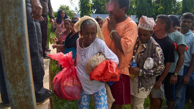 Himalaya-Sturzflut: Über 500 Tote, deutsche Familie gerettet Im Gebiet Devighat wurden Hilfsgüter verteilt.