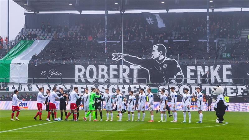 Tabellenführer Hannover verliert klar in Elversberg Im Gedenken an Robert Enke: Fans von Hannover 96 erinnern an seinem 15. Todestag an den früheren Nationaltorwart.