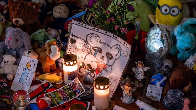 Im Gedenken an den getöteten Fabian legten zahlreiche Menschen im vorigen Oktober Kerzen und Kuscheltiere nieder. (Archivbild)
