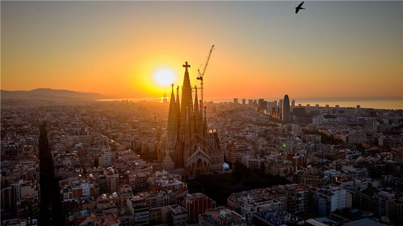 Papst ehrt Gaudí und segnet Jesus-Turm der Sagrada Família Im Gegenlicht der aufgehenden Sonne ist das Kreuz aus Deutschland auf der Spitze des höchsten Turms der Basilika Sagrada Família in Barcelona gut zu erkennen. (Archivbild)