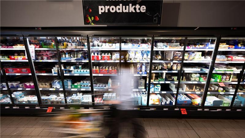 Im Geldbeutel bleibet mehr drin: Butter und Milch sind günstiger zu haben. (Archivbild)