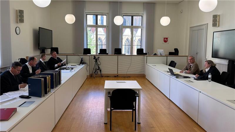 Frachter-Untergang mit Tausenden VW-Autos - Wer zahlt? Im Gerichtssaal sitzen sich die Volkswagen-Anwälte (l.) und die Anwälte der Kläger gegenüber.