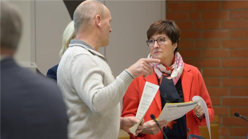 Im Gespräch: Bürgermeisterin Katja Oldenburg-Schmidt (parteilos) und Ulrich Felgentreu (Bündnis 90/Die Grünen). Der Ratsherr ist Vorsitzender des Schul- und Sportausschusses.