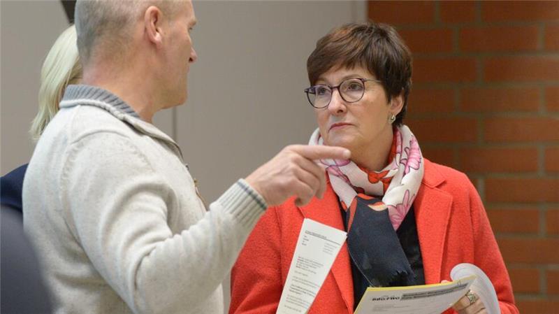 Im Gespräch: Bürgermeisterin Katja Oldenburg-Schmidt (parteilos) und Ulrich Felgentreu (Bündnis 90/Die Grünen). Der Ratsherr ist Vorsitzender des Schul- und Sportausschusses.