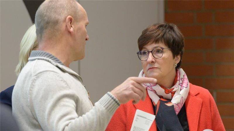 Im Gespräch: Bürgermeisterin Katja Oldenburg-Schmidt (parteilos) und Ulrich Felgentreu (Bündnis 90/Die Grünen). Der Ratsherr ist Vorsitzender des Schul- und Sportausschusses.