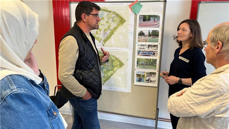 Im Gespräch: Bützflether Bürger und Mitarbeiter der Landschaftsarchitekten tauschen sich über die Pläne aus.