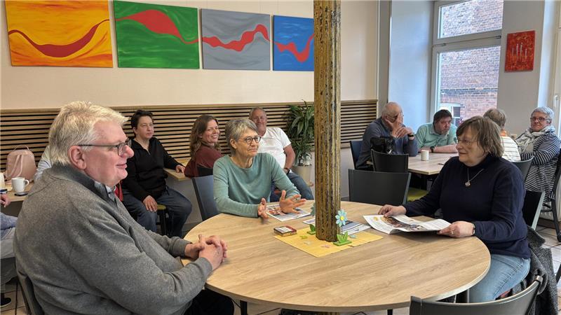Psychische Probleme? Der Verein Die Brücke in Stade gibt Hilfe und Halt Im Gespräch: Jens Willbrandt (links) und Susanne Frost (rechts) vom ehrenamtlichen Vorstandsteam der Brücke in der Kontakt- und Begegnungsstelle in der Schiefen Straße.