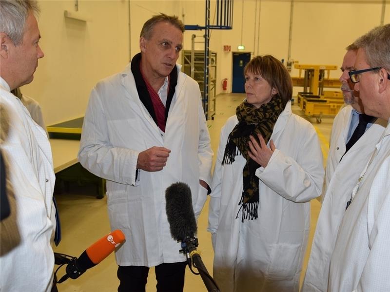 Im Gespräch: Minister Stefan Wenzel mit Stades Bürgermeisterin Silvia Nieber und leitenden Mitarbeitern der PreußenElektra. Foto Strüning