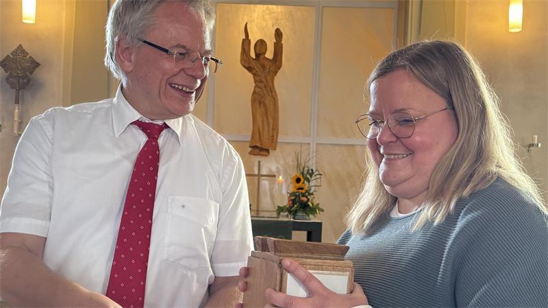 Im Gespräch: Pfarrverwalterin Susanne von Issendorf mit ihrem Mentor Andreas Hellmich in der Bargstedter Primus-Kirche.