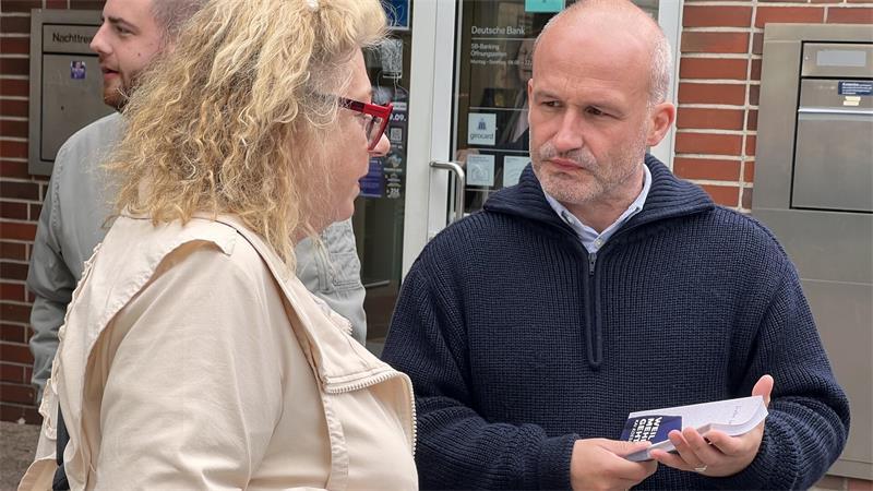 Zwischen Bratwurst und Gartenzwergen: So läuft der Wahlkampf-Endspurt in Stade Im Gespräch: SPD-Bürgermeister-Kandidat Kai Koeser machte auf sich und die Stichwahl aufmerksam.