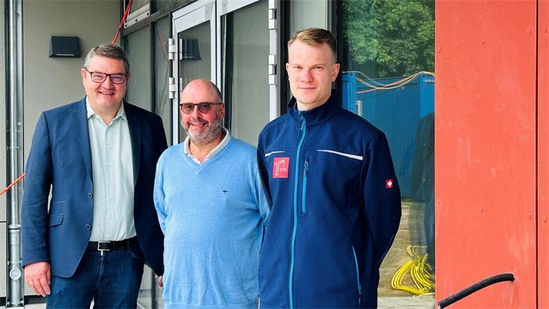 Neuer Höhepunkt an Himmelpfortens Grundschule Im Gespräch: Samtgemeindebürgermeister Holger Falcke, Schulleiter Franz Schmitz-Kerckhoff und Bauleiter Tom Lütter vom Bauunternehmen Kümper + Schwarze.