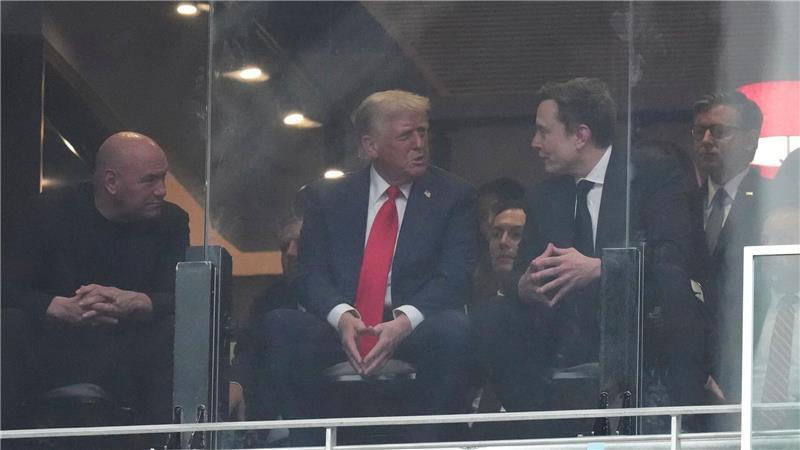 Im Gespräch: US-Präsident Trump unterhält sich mit Elon Musk während der Trauerfeier für Kirk.