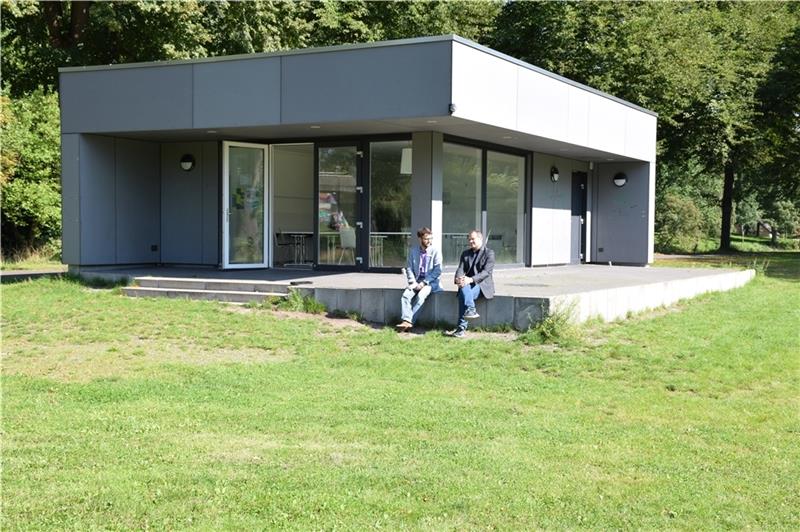 Stades Bürgerpark ist besser als sein Ruf Im Gespräch auf der Terrasse des Pavillons : Stadt-Pressesprecher Stephan Voigt (links) und Kulturchef Dr. Andreas Schäfer. Foto: Strüning