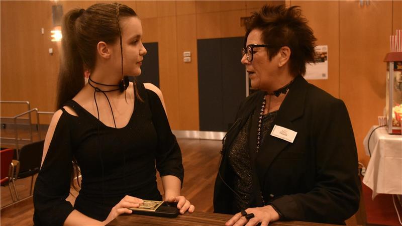 Emilia im Gespräch mit Veranstaltungsleiterin Susanne Junge-Wiegel vom Stadeum.