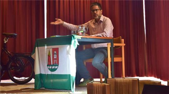 Im Gespräch mit den Schülern bringt der Autor eigene Erfahrungen mit Hass, Hetze und Rassismus ein.