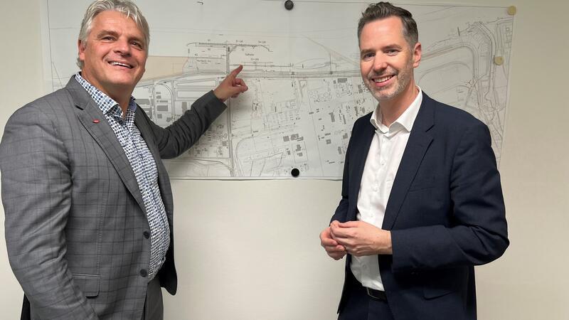 Im Gespräch über den Stader Hafen und den Industrie-Park: Dow-Werkleiter Dr. Neldes Hovestad (links) und FDP-Spitzenpolitiker Christian Dürr.
