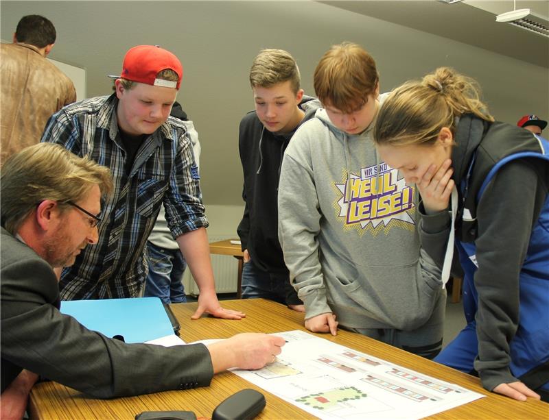 Im Gespräch (von links): Architekt Bernd Mügge, George Wittenberg, Alexander Dankers, Steffen Kühlke und Isa Bruns. Foto Klempow