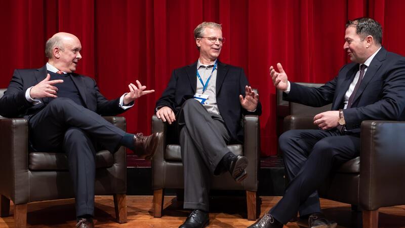 Die unangenehmen Weisheiten des LinkedIn-Gründers aus Zeven Im Gespräch (von links): IHK-Hauptgeschäftsführer Christoph von Speßhardt, LinkedIn-Mitbegründer Konstantin Guericke und IHK-Präsident Sebastian Vossmann.